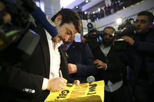 ahmet-kural-ve-hayrani-arasinda-gerginlik