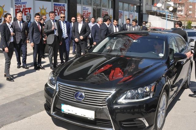 Bakan Zeybekçi makam arabasını değiştirdi: Mercedes yerine Lexus