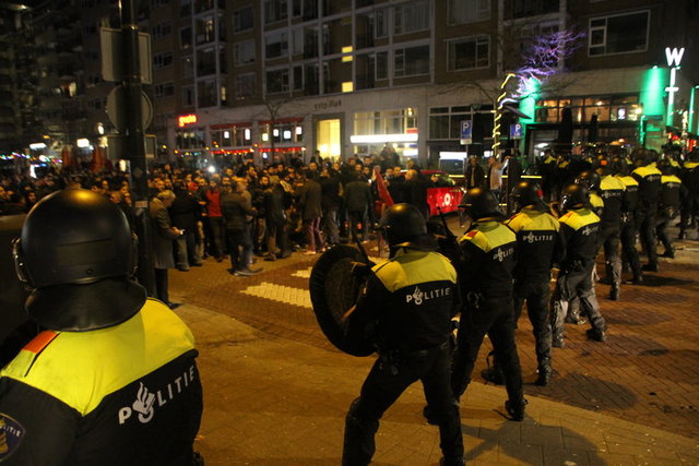 hollanda-polisinden-turklere-sert-mudahale