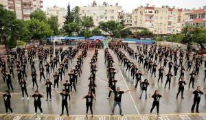 300-ogrenci-yagmur-altinda-harmandali-oynadi