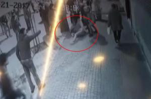 bagcilar-da-kadina-sopali-dayak-kamerada