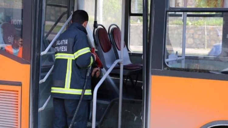 Belediye otobüsünde çıkan yangında 5 kişi yaralandı