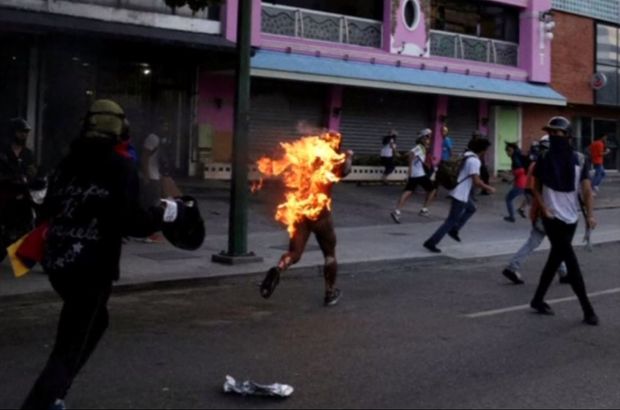 Dehşete düşüren görüntü: Protestocular genç adamı ateşe verdi…
