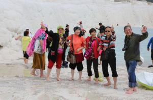 egeli-turizmcinin-yuzu-3-gunluk-tatille-guldu