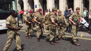 ilk-fotograflar-ingiltere-de-asker-sokaga-indi