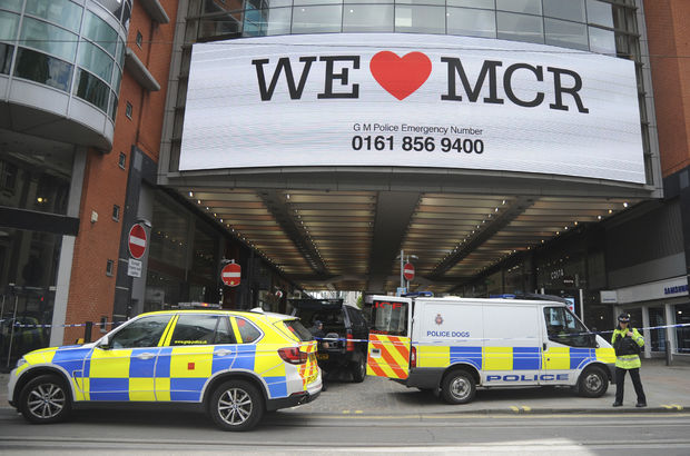 Manchester’da bir alışveriş merkezi boşaltıldı