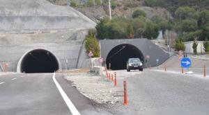 ambulans-tunelden-ucretsiz-gecemeyince-dag-yolundan-gitti