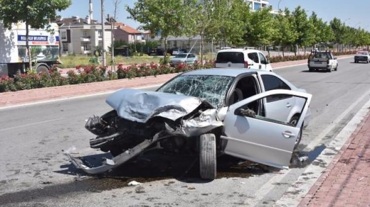 konya-da-trafik-kazasi-1-i-agir-8-yarali