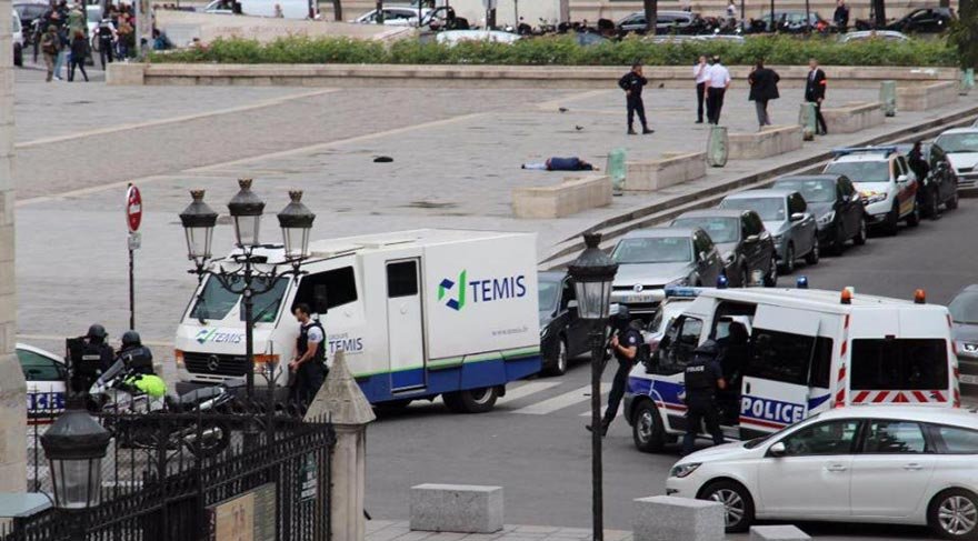 notre-dame-da-cekicli-saldiri