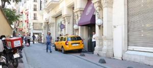 fasli-kadin-otel-odasinda-olu-bulundu