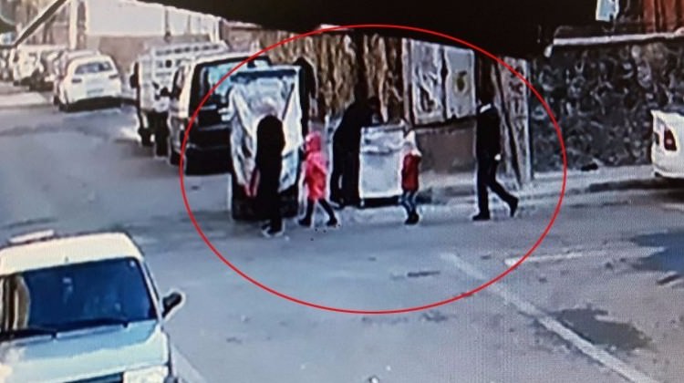 Hamile kadına çocuklarının yanında taciz!