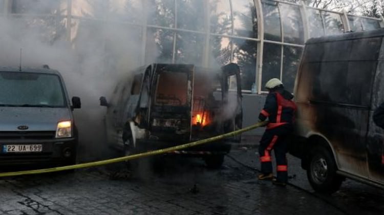 Beyoğlu'nda iki araç alev alev yandı