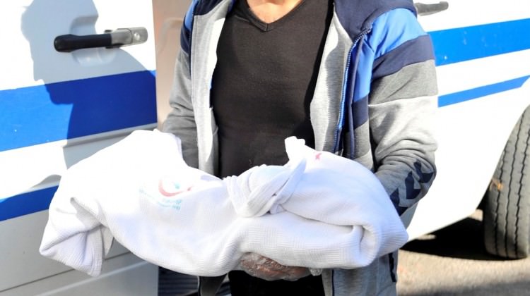 Canilik ! Bebeğini duvara çarparak öldürmüş!