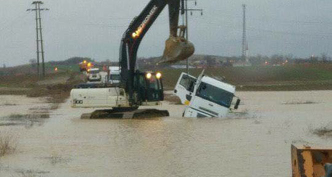 Dere taştı, yol trafiğe kapandı