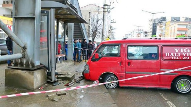 Trabzon'da feci kaza! Otobüs durağına daldı...