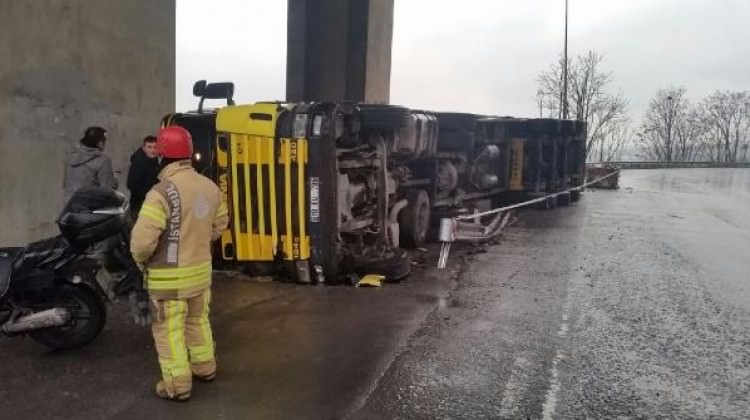 Kağıt yüklü TIR devrildi; sürücü yaralandı