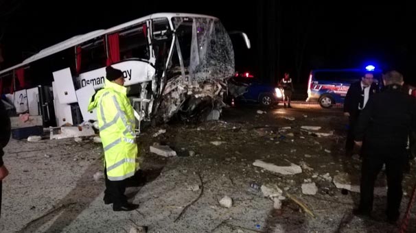 katliam gibi kaza: 2 ölü 33 yaralı