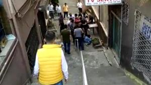 Adamı hamile eşinin yanında tekme tokat dövdüler