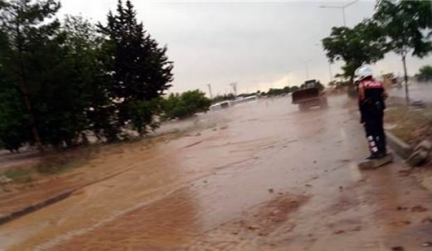 Araçlar aşırı yağış nedeniyle mahsur kaldı