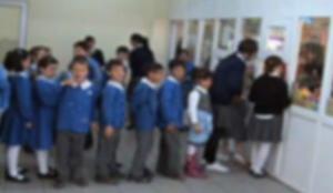 Arkadaşlarına iğneli çikolata