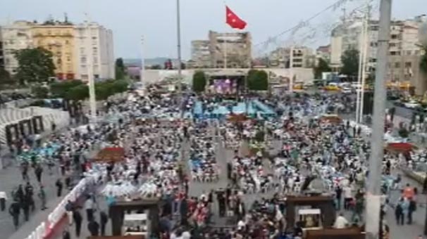 'BİRLİK SOFRASI' Taksim Meydanı'nda tüm kesimleri bir araya getirdi