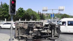 Kağıthane'de takla atan kamyonetteki 2 kişi yaralandı