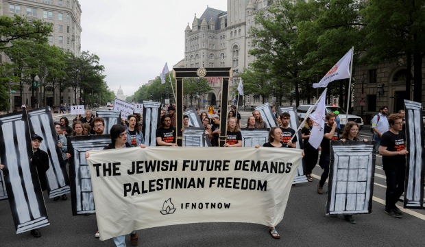 Kalabalık grup Trump'ın otelinin önünde toplandı