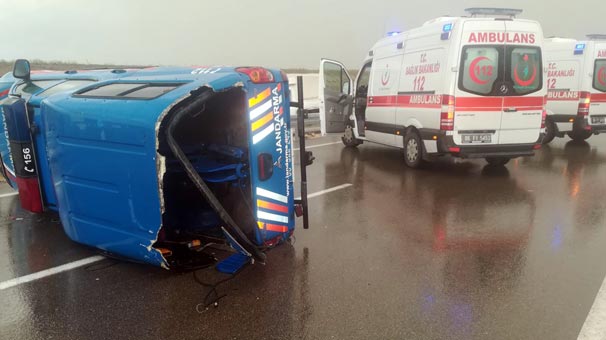 Mahkumları taşıyan askeri araç takla attı: 5 yaralı