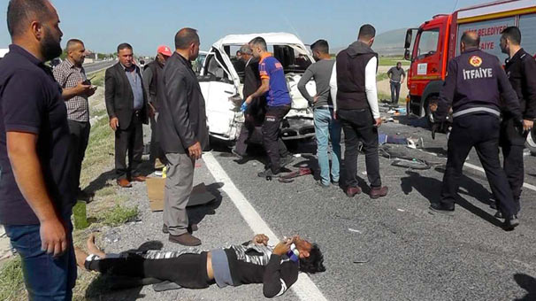 Niğde'de kaza! Yaralılar yola saçıldı