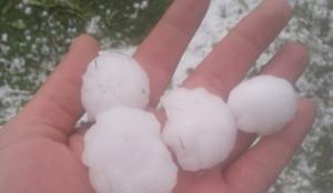 Ceviz büyüklüğünde dolu yağdı