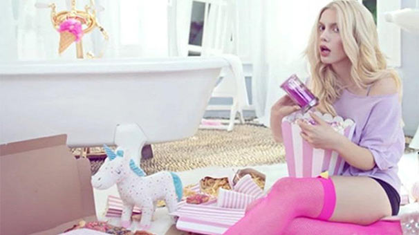 Aleyna Tilki'den mini şortlu paylaşım