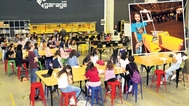 Kodcu kızlardan baston ve robot