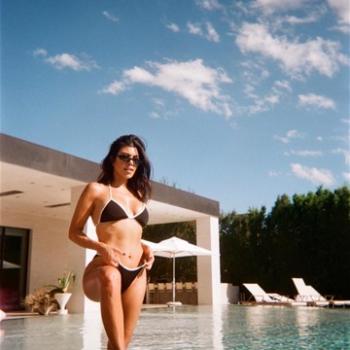 Kourtney Kardashian`dan bikini şov