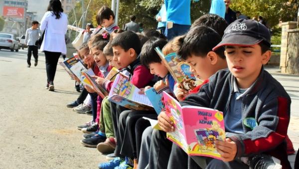 Öğrenciler kaldırımda kitap okudu
