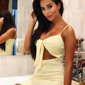 Yazmin Oukhellou sevgilisiyle el ele