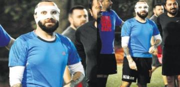 Maskeli Berkay halı saha maçı yaptı