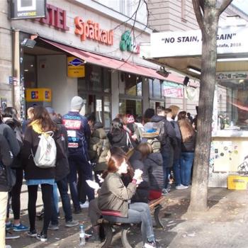 Kapıda kuyruklar oluştu, yiyen bir daha yedi