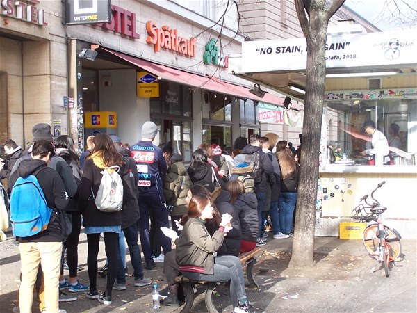 Kapıda kuyruklar oluştu, yiyen bir daha yedi