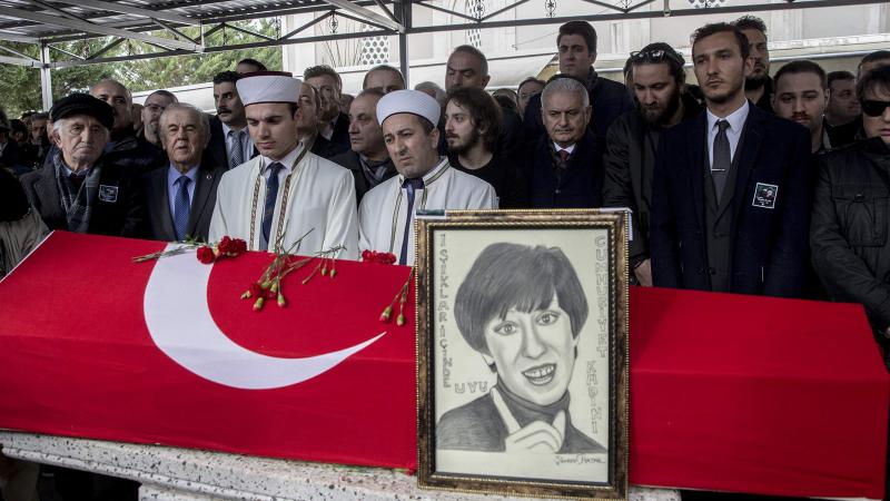 Usta oyuncu Ayşen Gruda son yolculuğuna uğurlandı