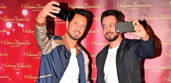 Murat Boz balmumu heykeliyle poz verdi