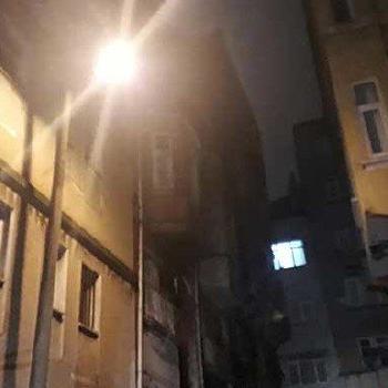 Beyoğlu'nda vahşet: Boğazını kesip evini ateşe verdiler!