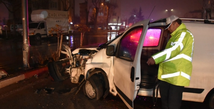 Kazada yaralanan sürücü, araçtaki etlerini düşündü