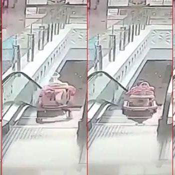Yürüteçteki bebek yürüyen merdivenden aşağı yuvarlandı