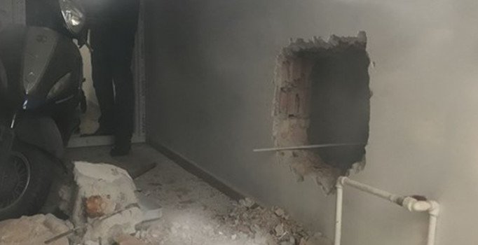 Antalya'da duvarı delerek 4,5 kilo altın çaldılar