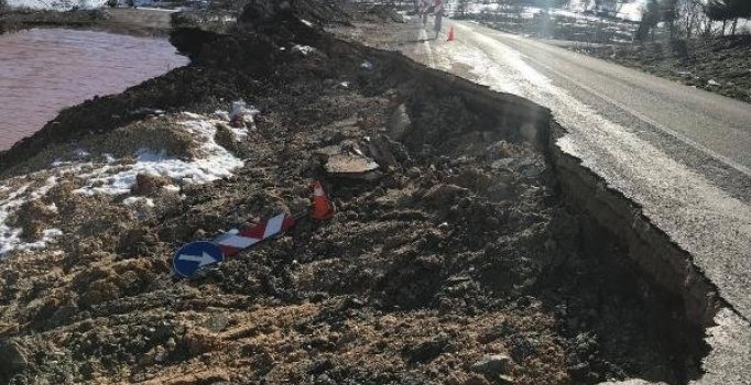 Besni'de yağış nedeniyle yol çöktü