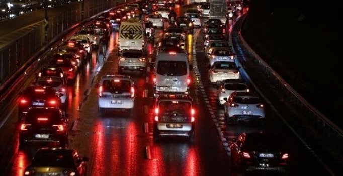 İstanbul'da yağmur ve trafik yoğunluğu