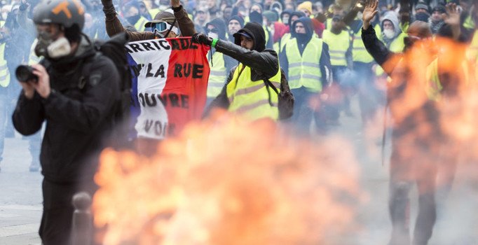 Fransa'da izinsiz gösteriler ve şiddet olaylarına ceza geliyor