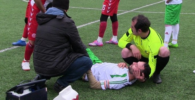 Maçta bir anda yere yığıldı