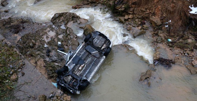 Zonguldak'ta otomobil dereye uçtu: 1 ölü
