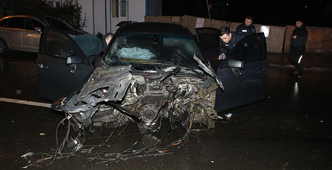 Ankara'da feci kaza: Önce ağaca sonra iki araca çarptı